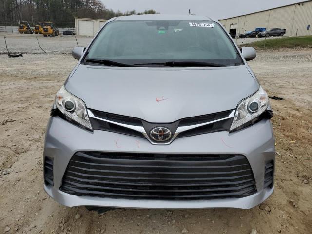 5TDKZ3DC4JS901648 - 2018 TOYOTA SIENNA LE SILVER photo 5