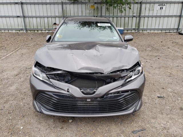 4T1B11HK5JU007890 - 2018 TOYOTA CAMRY L GRAY photo 5