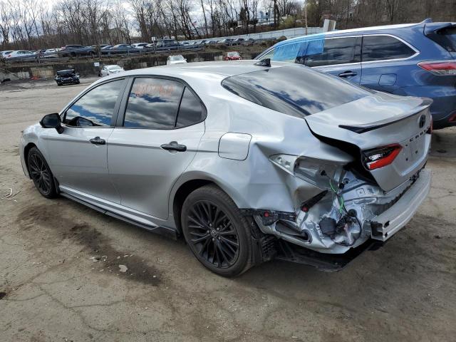 4T1T11BK2NU068925 - 2022 TOYOTA CAMRY SE SILVER photo 2