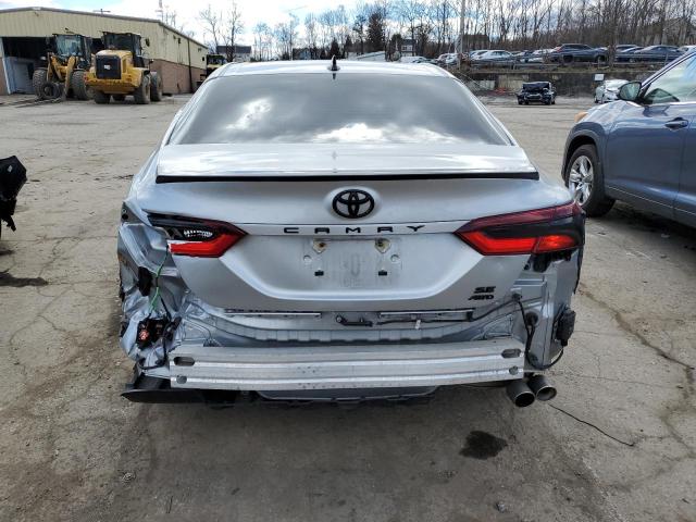 4T1T11BK2NU068925 - 2022 TOYOTA CAMRY SE SILVER photo 6