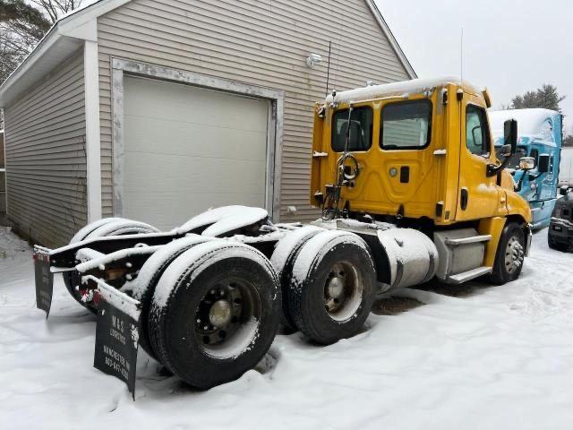 1FUJGEDV2DSBU6747 - 2013 FREIGHTLINER CASCADIA 1 YELLOW photo 3