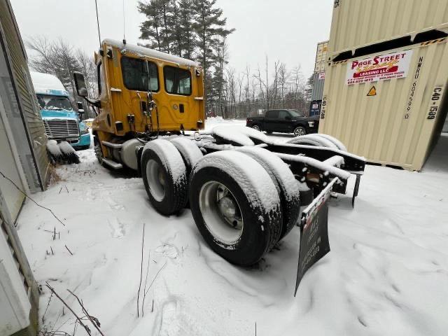 1FUJGEDV2DSBU6747 - 2013 FREIGHTLINER CASCADIA 1 YELLOW photo 4