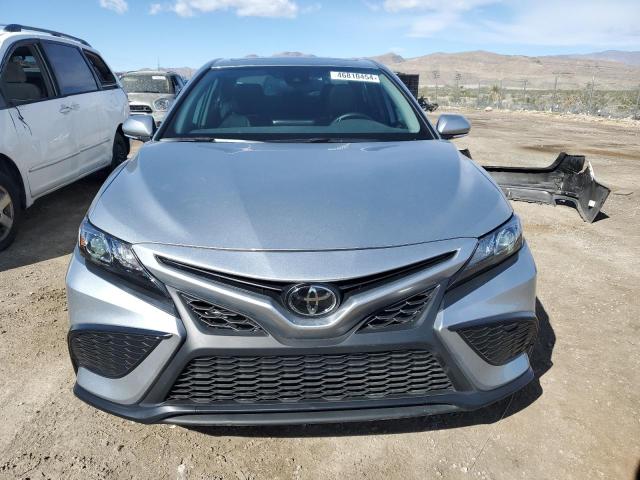 4T1S11AK4PU740984 - 2023 TOYOTA CAMRY SE NIGHT SHADE SILVER photo 5