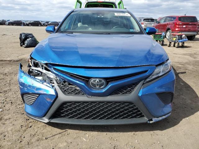 4T1G11AK0LU323989 - 2020 TOYOTA CAMRY SE BLUE photo 5