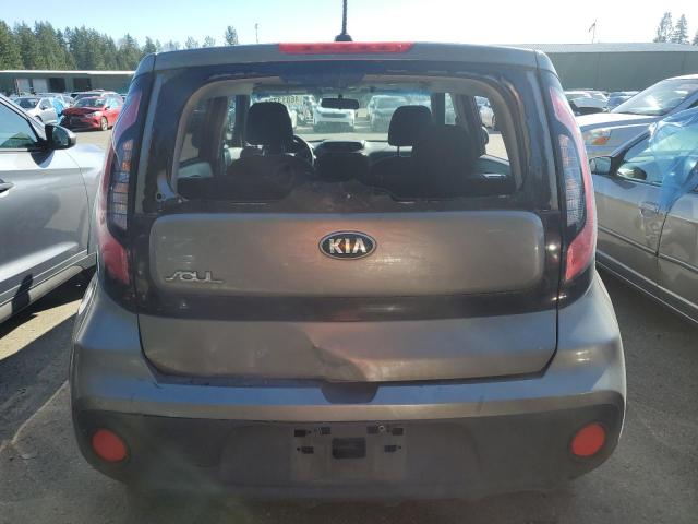 KNDJN2A27H7438938 - 2017 KIA SOUL GRAY photo 6