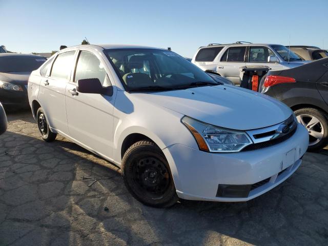 1FAHP34N98W170572 - 2008 FORD FOCUS S/SE WHITE photo 4