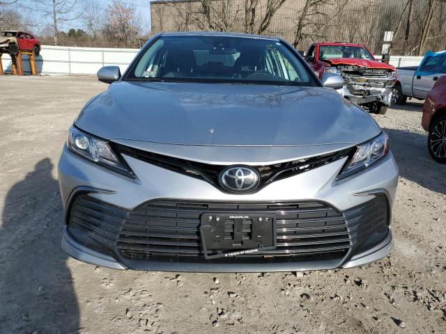 4T1C11AK1NU683628 - 2022 TOYOTA CAMRY LE GRAY photo 5