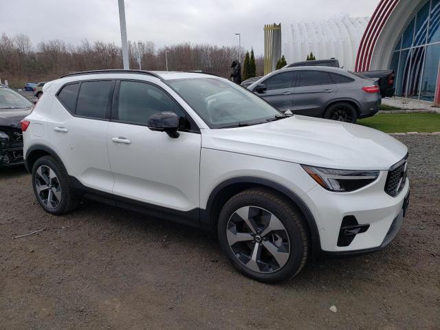 YV4L12UL7R2216632 - 2024 VOLVO XC40 PLUS WHITE photo 4