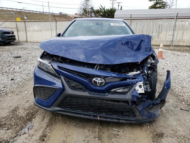 4T1T11AK0PU081340 - 2023 TOYOTA CAMRY SE NIGHT SHADE BLUE photo 5