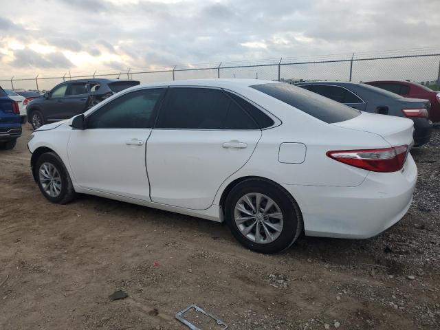 4T1BF1FK8HU435631 - 2017 TOYOTA CAMRY LE WHITE photo 2