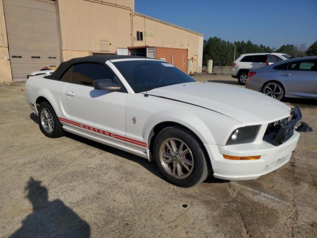 1ZVFT84N855253936 - 2005 FORD MUSTANG WHITE photo 4