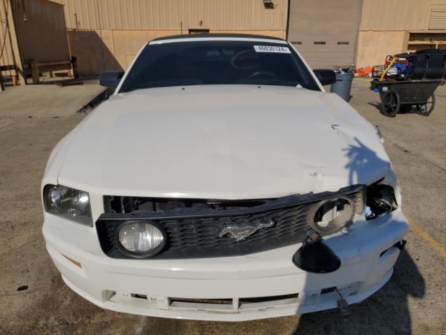 1ZVFT84N855253936 - 2005 FORD MUSTANG WHITE photo 5