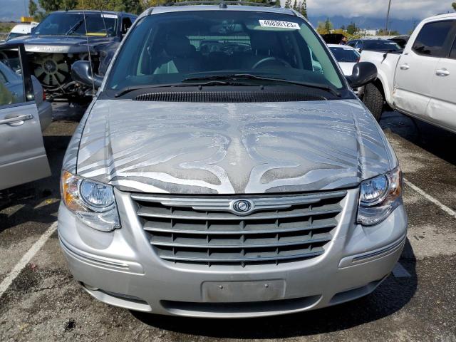 2C8GP54L65R344326 - 2005 CHRYSLER TOWN & COU TOURING ვერცხლისფერი ფოტო 5