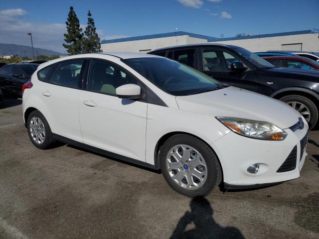 1FAHP3K25CL195133 - 2012 FORD FOCUS SE WHITE photo 4