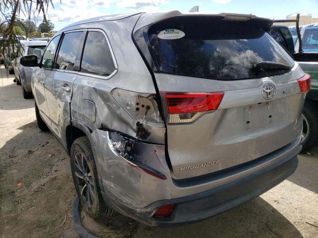 5TDKZRFH8KS560218 - 2019 TOYOTA HIGHLANDER SE SILVER photo 2