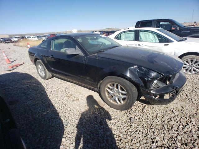 1ZVHT80N585142263 - 2008 FORD MUSTANG BLACK photo 4