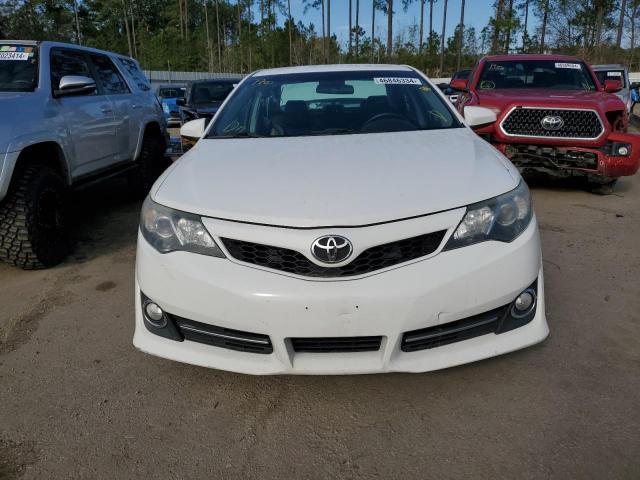 4T1BK1FKXEU552411 - 2014 TOYOTA CAMRY SE WHITE photo 5