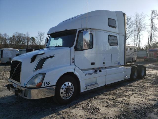 4V4NC9EH9DN566140 - 2013 VOLVO VN VNL WHITE photo 2