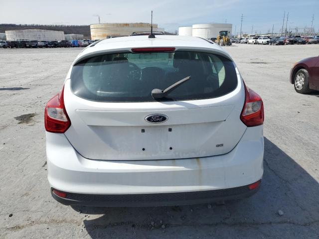 1FAHP3K26CL316123 - 2012 FORD FOCUS SE WHITE photo 6