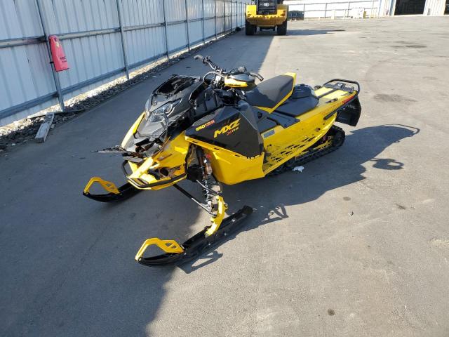 2BPSUCRC4RV000346 - 2024 SKI DOO MXZ XRS850 YELLOW photo 2