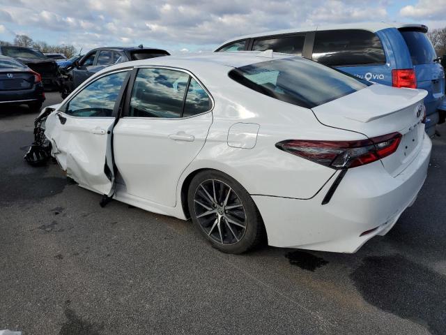 4T1G11AK8PU147070 - 2023 TOYOTA CAMRY SE NIGHT SHADE WHITE photo 2