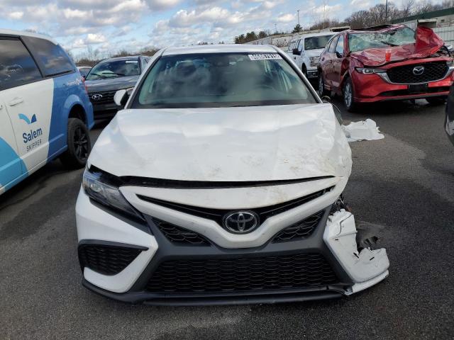 4T1G11AK8PU147070 - 2023 TOYOTA CAMRY SE NIGHT SHADE WHITE photo 5