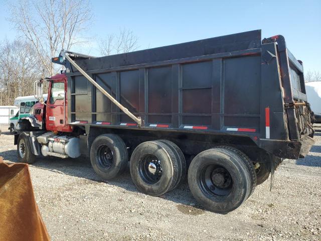 1M2AG11C55M017791 - 2005 MACK 700 CV700 RED photo 3