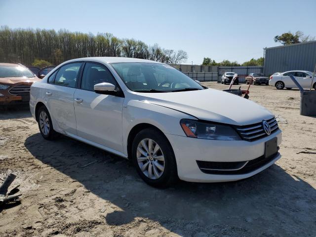 1VWAP7A39DC137733 - 2013 VOLKSWAGEN PASSAT S WHITE photo 4