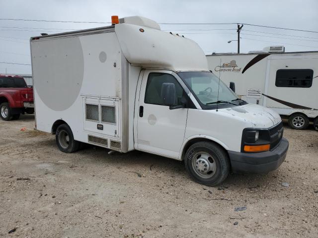 1GBJG31U371250263 - 2007 CHEVROLET EXPRESS G3 WHITE photo 4