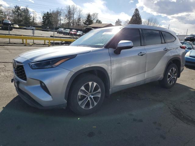 5TDGZRBH0NS565185 - 2022 TOYOTA HIGHLANDER XLE 银色 照片 1