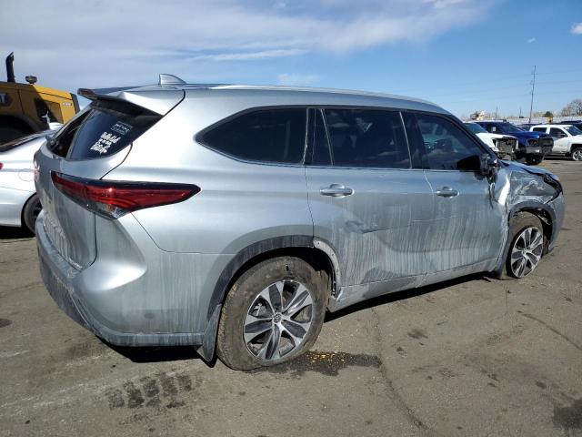 5TDGZRBH0NS565185 - 2022 TOYOTA HIGHLANDER XLE 银色 照片 3