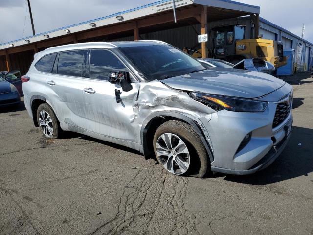 5TDGZRBH0NS565185 - 2022 TOYOTA HIGHLANDER XLE 银色 照片 4