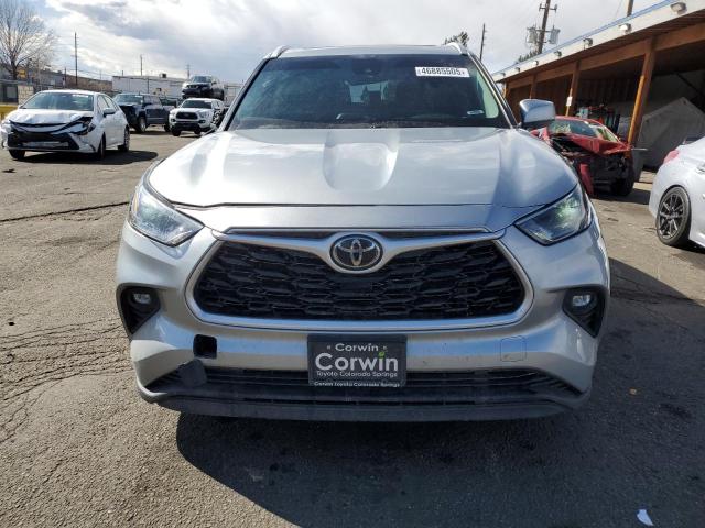 5TDGZRBH0NS565185 - 2022 TOYOTA HIGHLANDER XLE 银色 照片 5