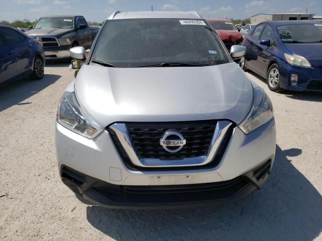 3N1CP5CU7JL527156 - 2018 NISSAN KICKS S SILVER photo 5