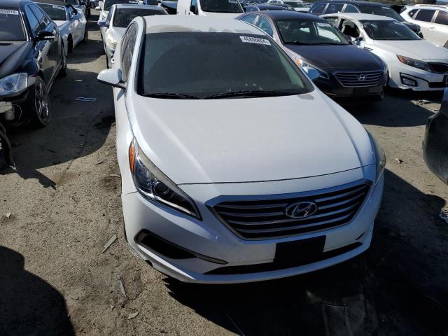 5NPE24AF8GH304555 - 2016 HYUNDAI SONATA SE WHITE photo 5