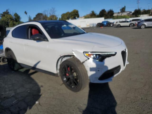 ZASPAKBN8K7C52001 - 2019 ALFA ROMEO STELVIO TI WHITE photo 4