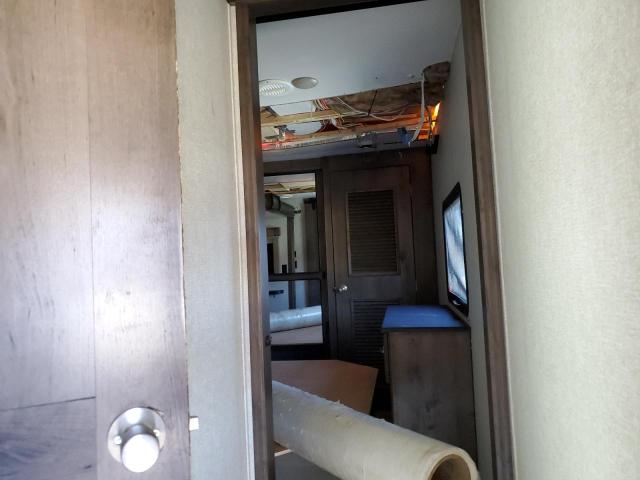 4YDF35629K4700910 - 2019 KEYSTONE MONTANA TWO TONE photo 5