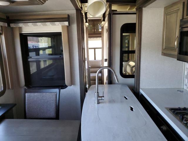 4YDF35629K4700910 - 2019 KEYSTONE MONTANA TWO TONE photo 6