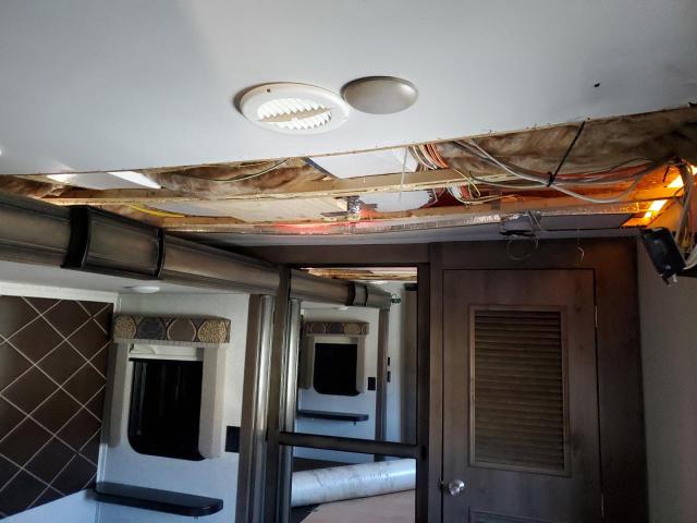 4YDF35629K4700910 - 2019 KEYSTONE MONTANA TWO TONE photo 9