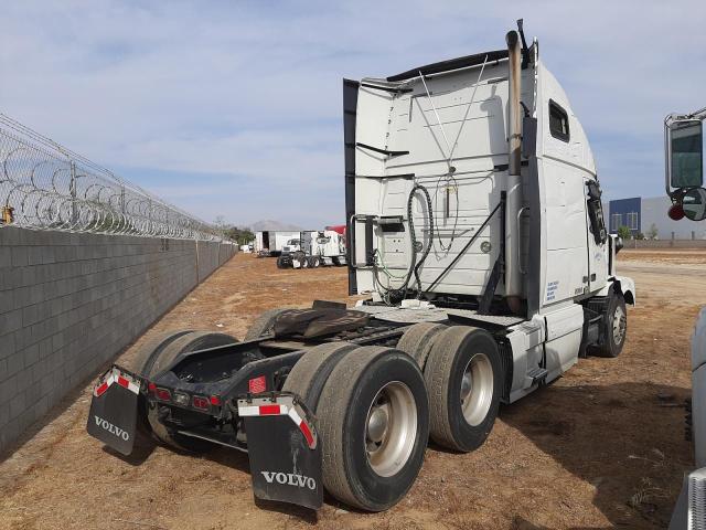 4V4NC9EH0HN992014 - 2017 VOLVO VN VNL WHITE photo 4