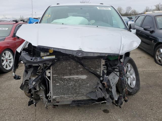 2A4RR5D16AR213419 - 2010 CHRYSLER TOWN & COU TOURING 银色 照片 5