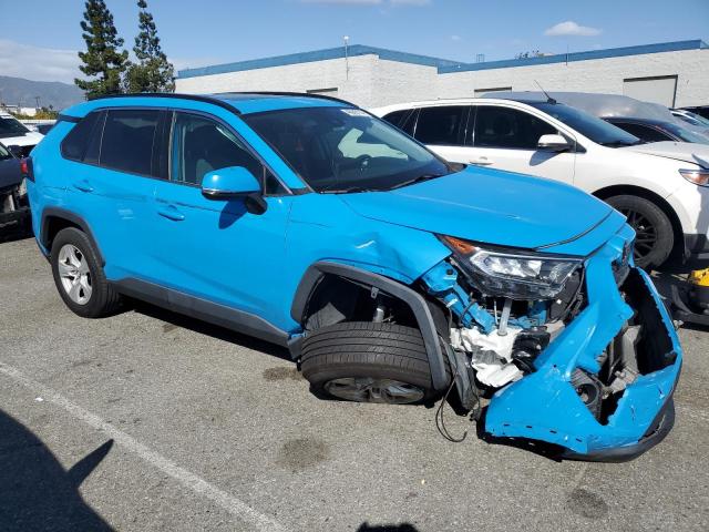 2T3W1RFV1KW008072 - 2019 TOYOTA RAV4 XLE BLUE photo 4