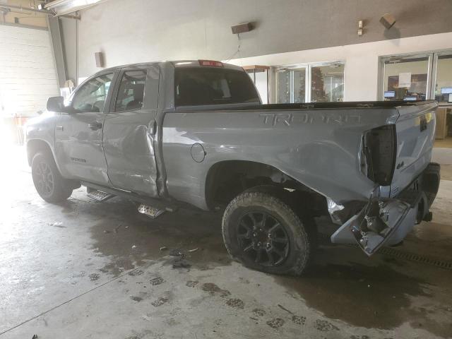 5TFUY5F14HX615774 - 2017 TOYOTA TUNDRA DOUBLE CAB SR/SR5 GRAY photo 2