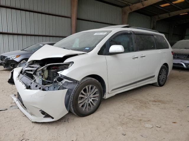 5TDYZ3DC6JS957729 - 2018 TOYOTA SIENNA XLE WHITE photo 1