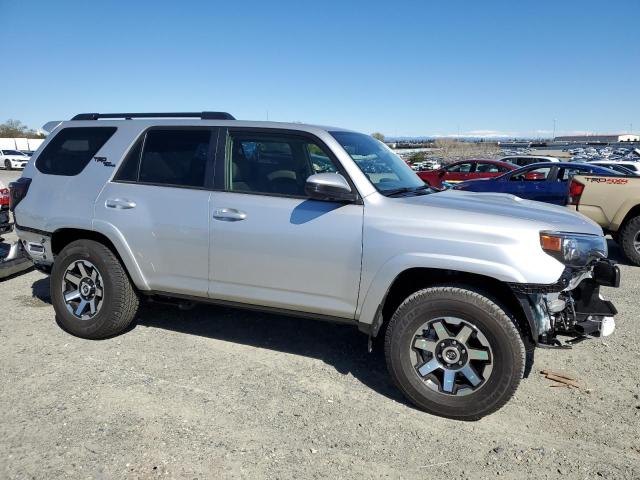 JTERU5JR7P6154360 - 2023 TOYOTA 4RUNNER SE SILVER photo 4