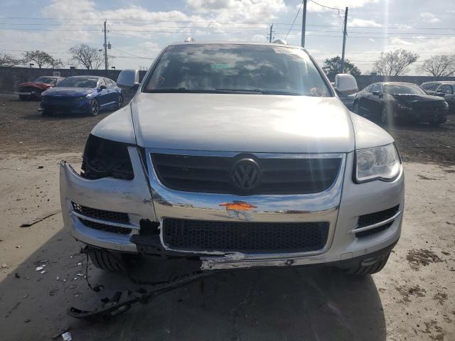 WVGBE77L59D016733 - 2009 VOLKSWAGEN TOUAREG 2 V6 SILVER photo 5