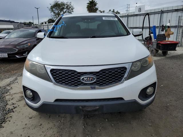 5XYKU4A12BG030657 - 2011 KIA SORENTO EX WHITE photo 5