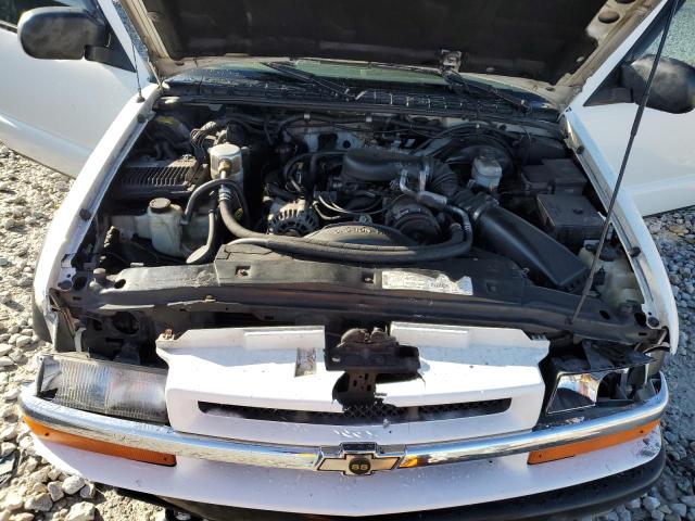 1GCCT19WXW8133943 - 1998 CHEVROLET S TRUCK S10 WHITE photo 11