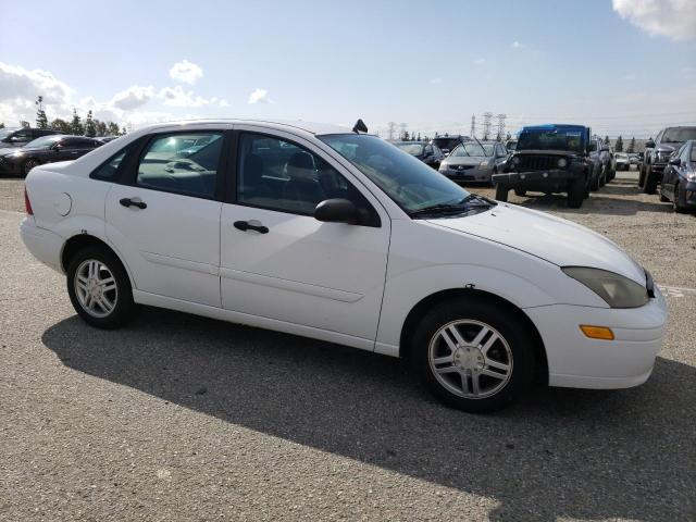 1FAFP34Z74W175368 - 2004 FORD FOCUS SE COMFORT WHITE photo 4