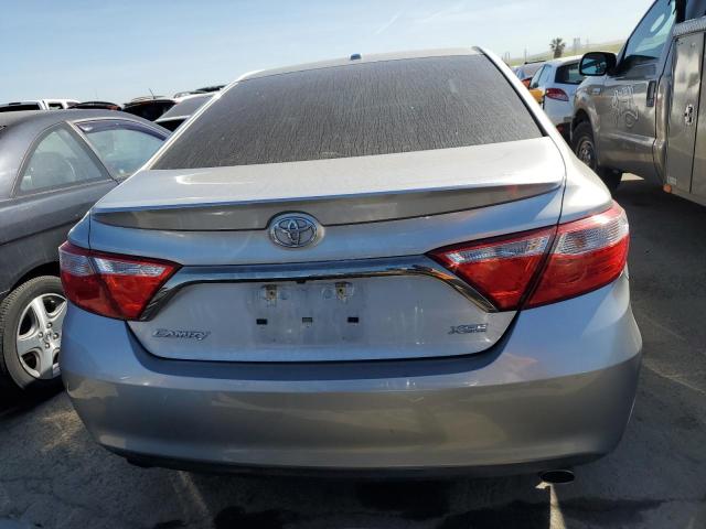 4T1BK1FK6FU561463 - 2015 TOYOTA CAMRY XSE SILVER photo 6